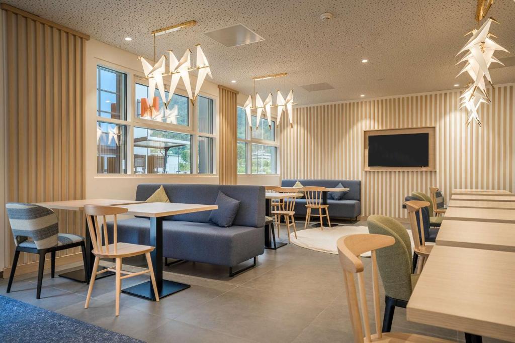 TV a/nebo společenská místnost v ubytování Hampton By Hilton Locarno