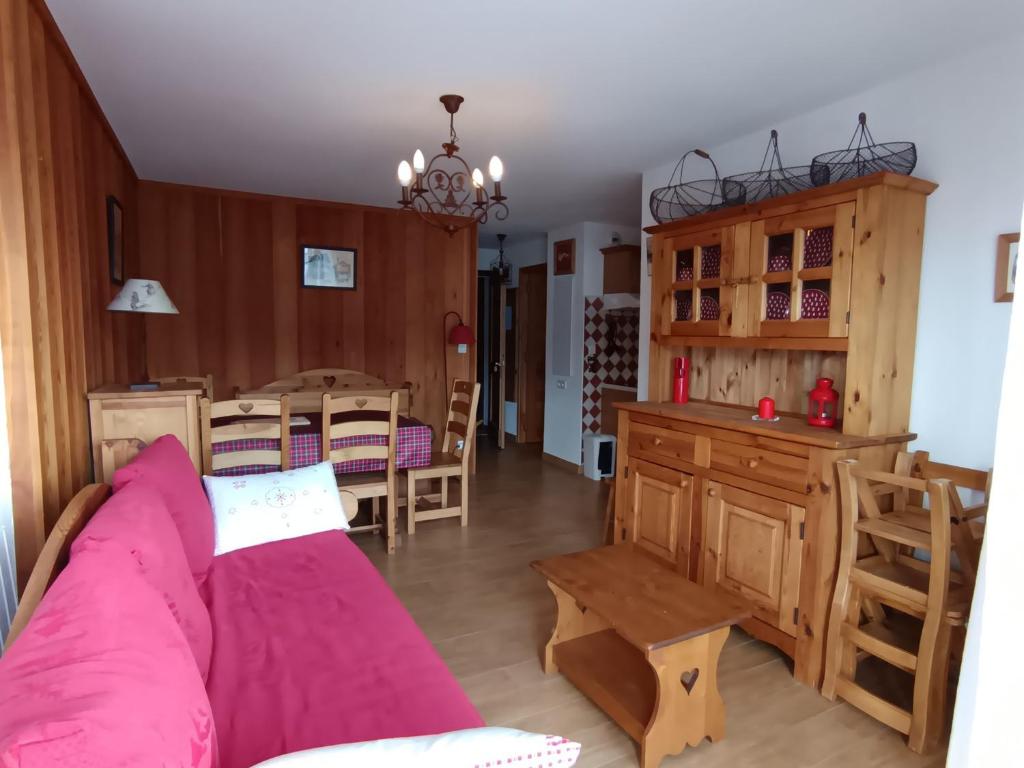 un salon avec un canapé et une table dans l'établissement Appartement cosy à 30m des pistes, plein sud avec terrasse - FR-1-445-145, à Montgenèvre