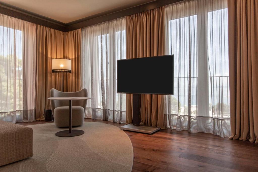 TV a/nebo společenská místnost v ubytování Keight Hotel Opatija, Curio Collection By Hilton