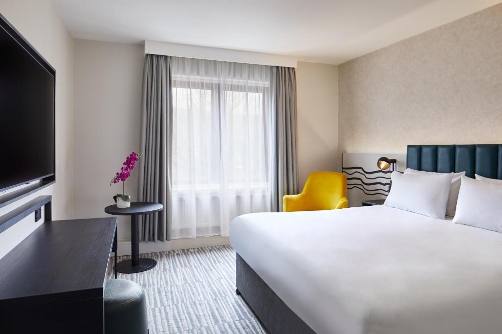 Postel nebo postele na pokoji v ubytování Leonardo Hotel Dublin Christchurch