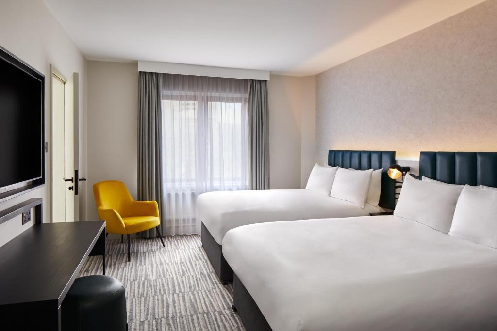 Postel nebo postele na pokoji v ubytování Leonardo Hotel Dublin Christchurch