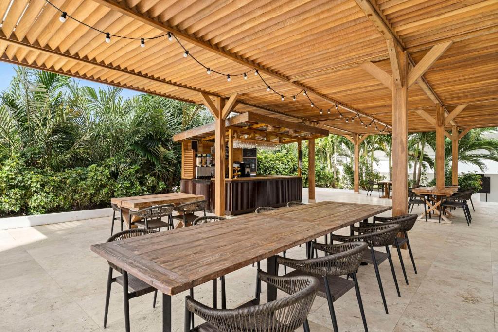 Restaurace v ubytování The Rif At Mangrove Beach Corendon Curacao All-Inclusive, Curio by Hilton