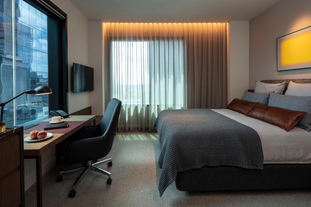 Postel nebo postele na pokoji v ubytování Next Hotel Melbourne, Curio Collection by Hilton