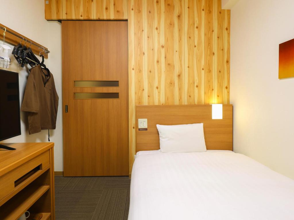 Postel nebo postele na pokoji v ubytování Tennen Onsen Taho-no-Yu Dormy Inn Niigata