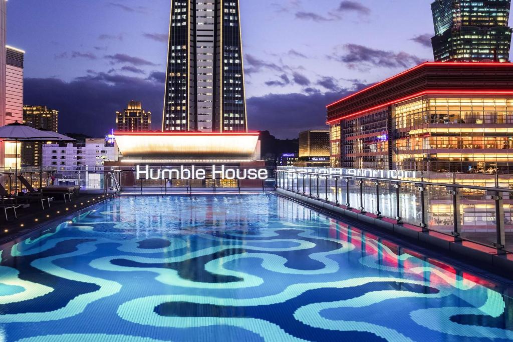 Bazén v ubytování Humble House Taipei, Curio Collection by Hilton nebo v jeho okolí