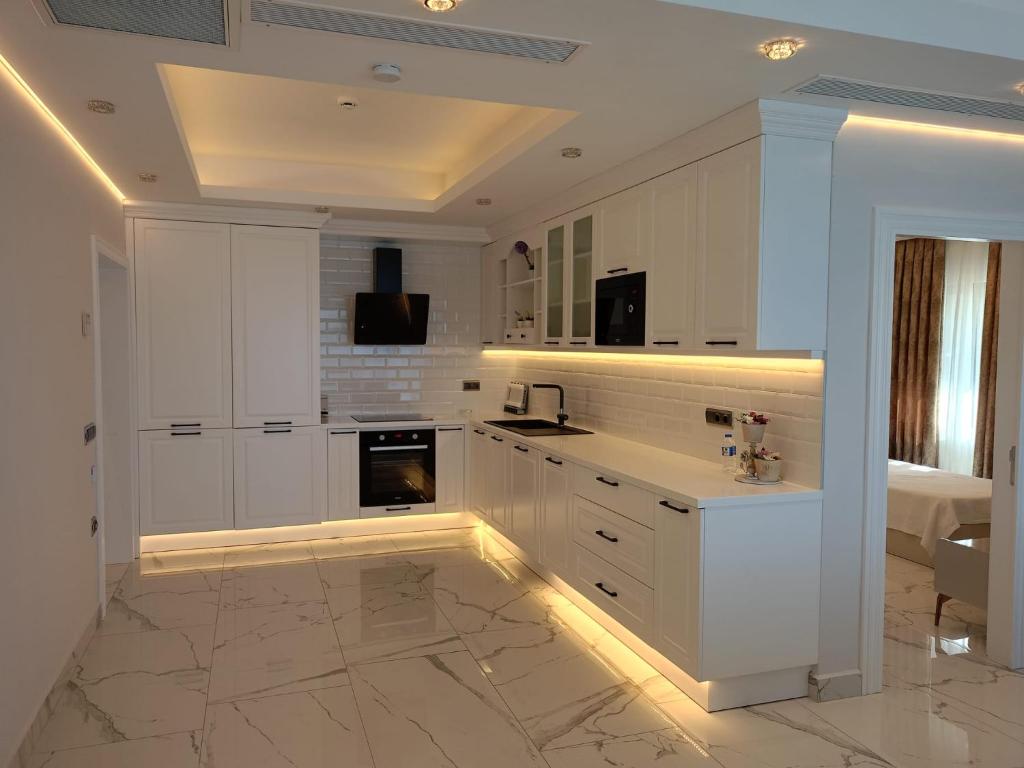 A kitchen or kitchenette at Elite Luxury Suite & Spa