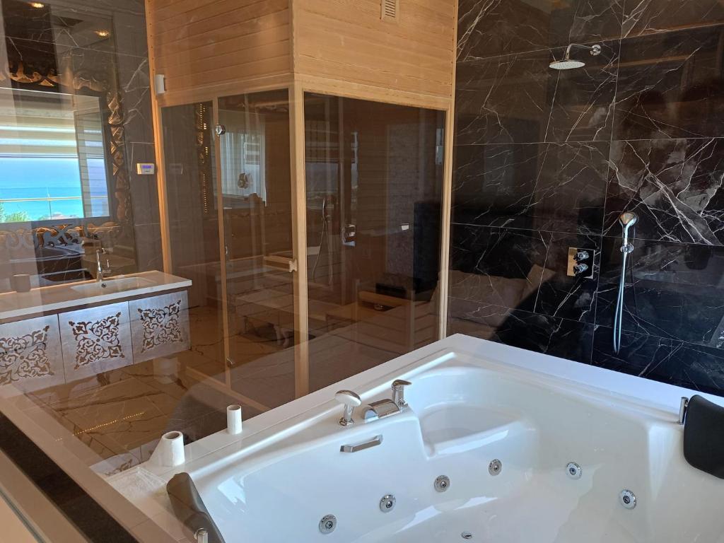 A bathroom at Elite Luxury Suite & Spa