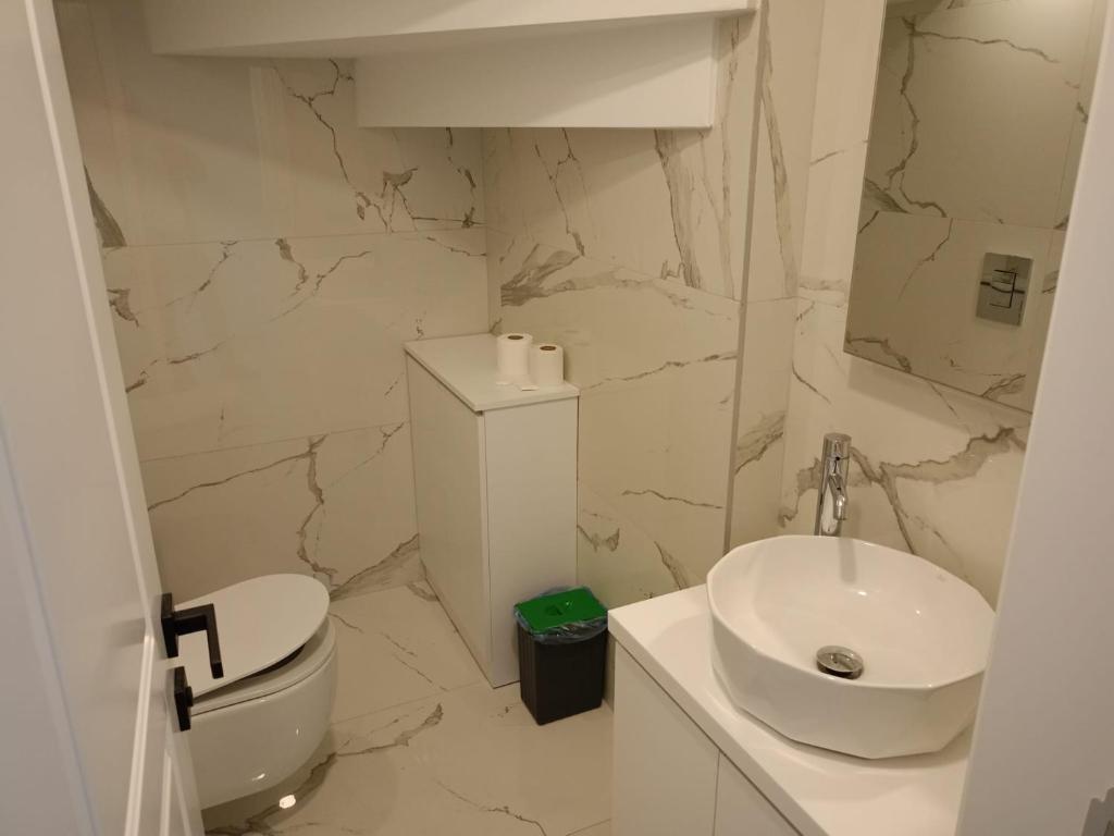 A bathroom at Elite Luxury Suite & Spa