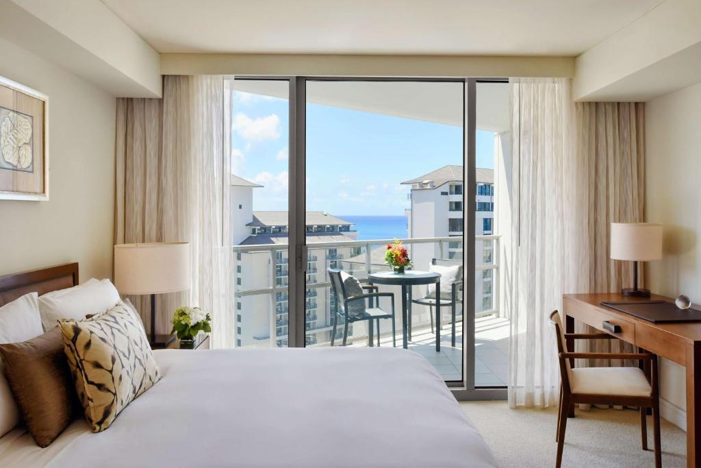 Postel nebo postele na pokoji v ubytování Ka Laʻi Waikiki Beach, LXR Hotels & Resorts