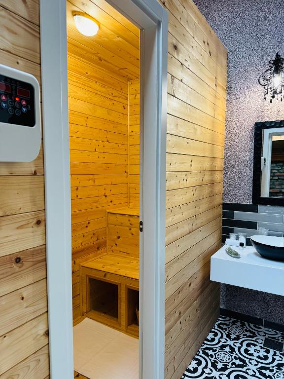 Koupelna v ubytování JMR Splendor - Private Sauna & Bathtub Suites
