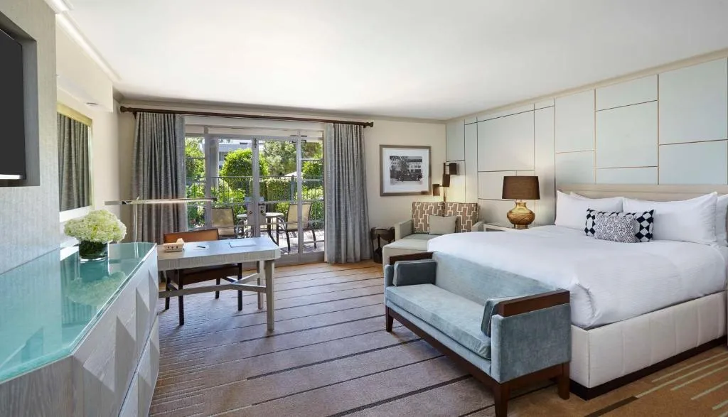 Citrus Club King Room with Patio and Pool View