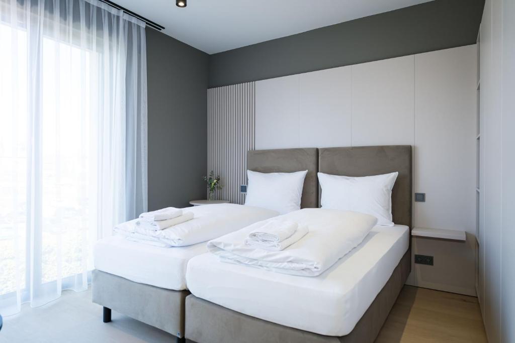 Postel nebo postele na pokoji v ubytování Taunus Suites