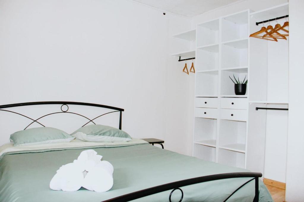 een slaapkamer met een bed met twee knuffels erop bij La Casa de Pipo Au cœur de Sarlat in Sarlat-la-Canéda