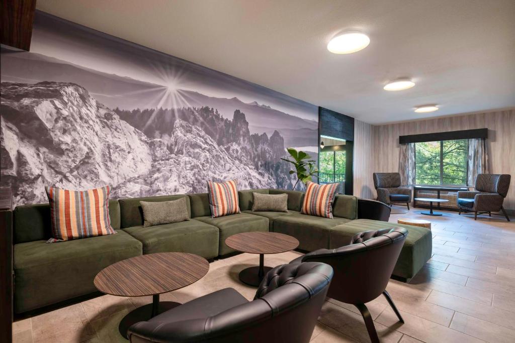 Posezení v ubytování The Newberry Hotel Bend, Tapestry Collection by Hilton