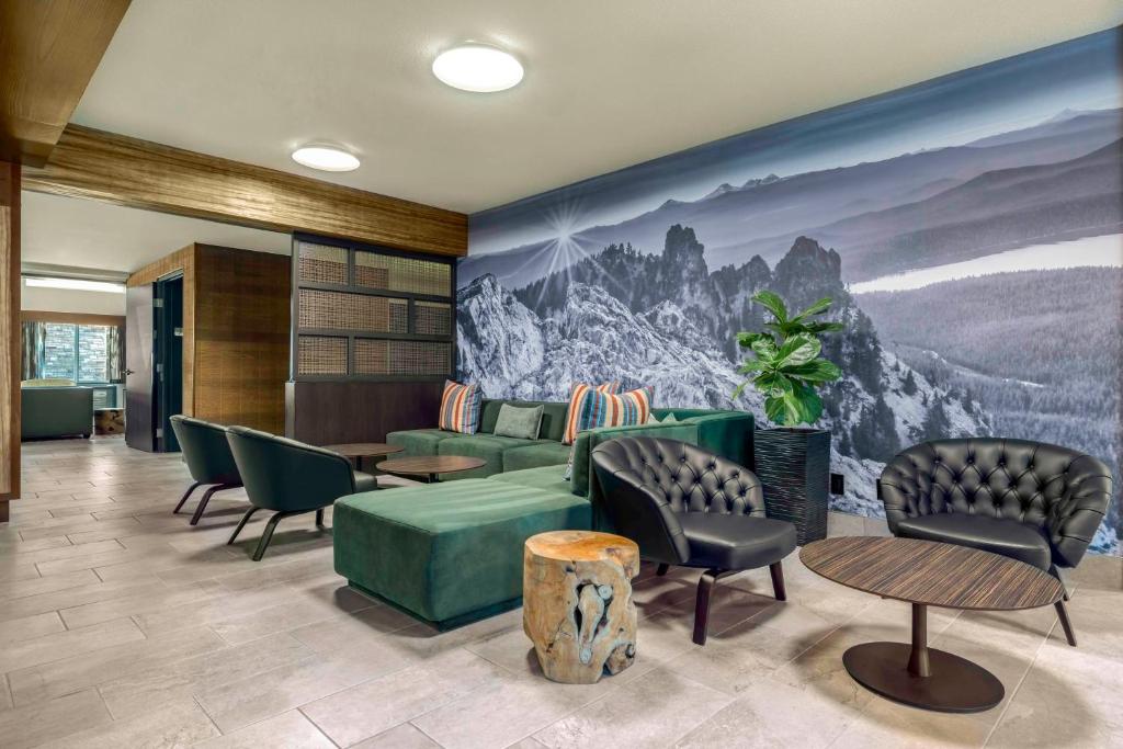 Posezení v ubytování The Newberry Hotel Bend, Tapestry Collection by Hilton