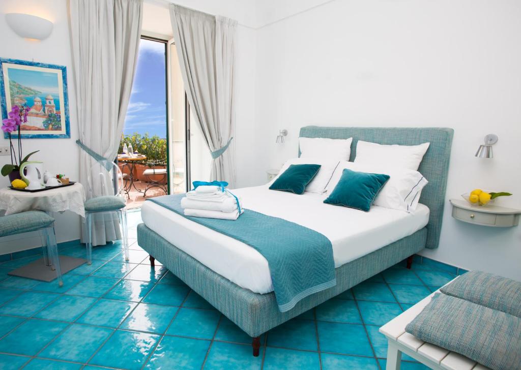 een slaapkamer met een groot bed en een balkon bij Residenza Pansa B&B in Amalfi