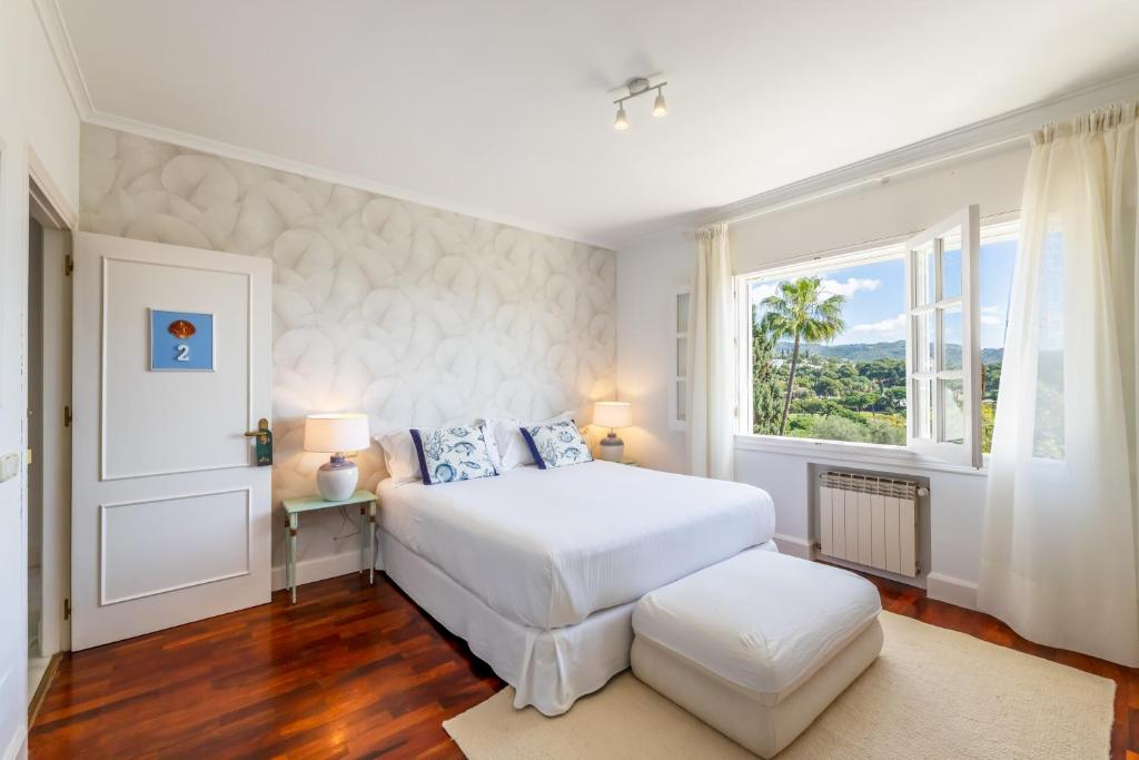 biała sypialnia z łóżkiem i oknem w obiekcie Aurora Boutique Hotel - Only Adults w Marbelli