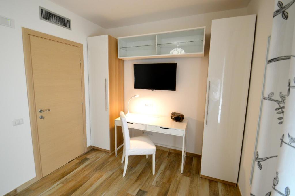 Televízia a/alebo spoločenská miestnosť v ubytovaní Royal Sea House
