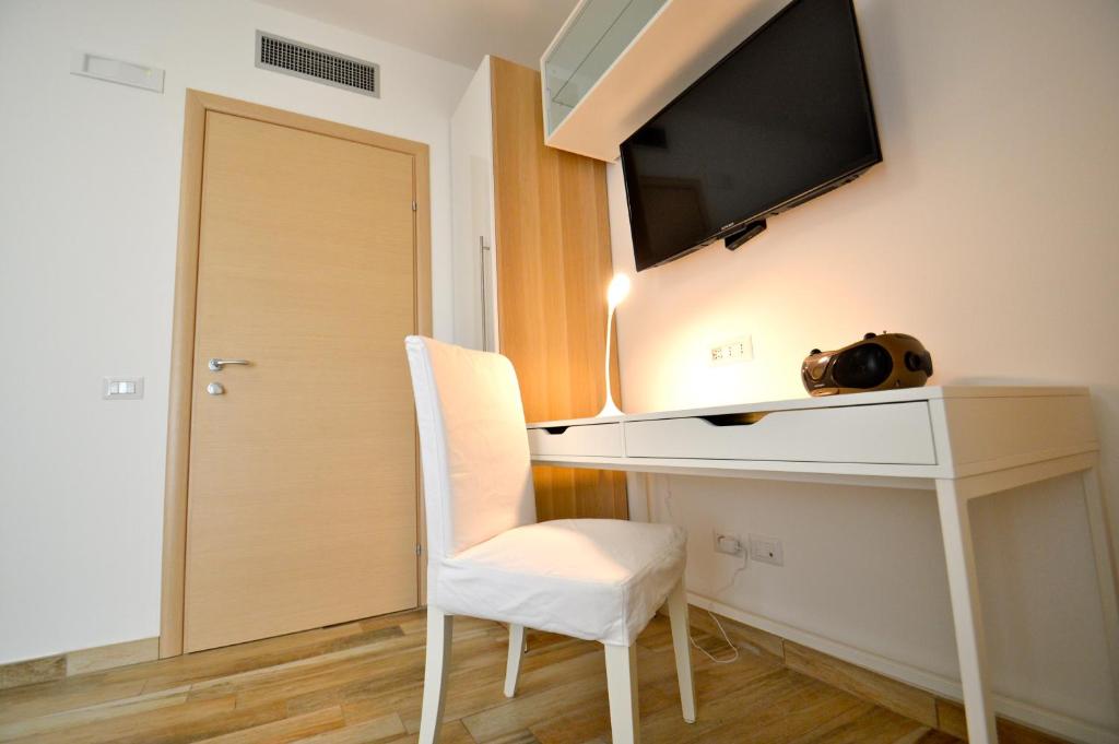 Televízia a/alebo spoločenská miestnosť v ubytovaní Royal Sea House