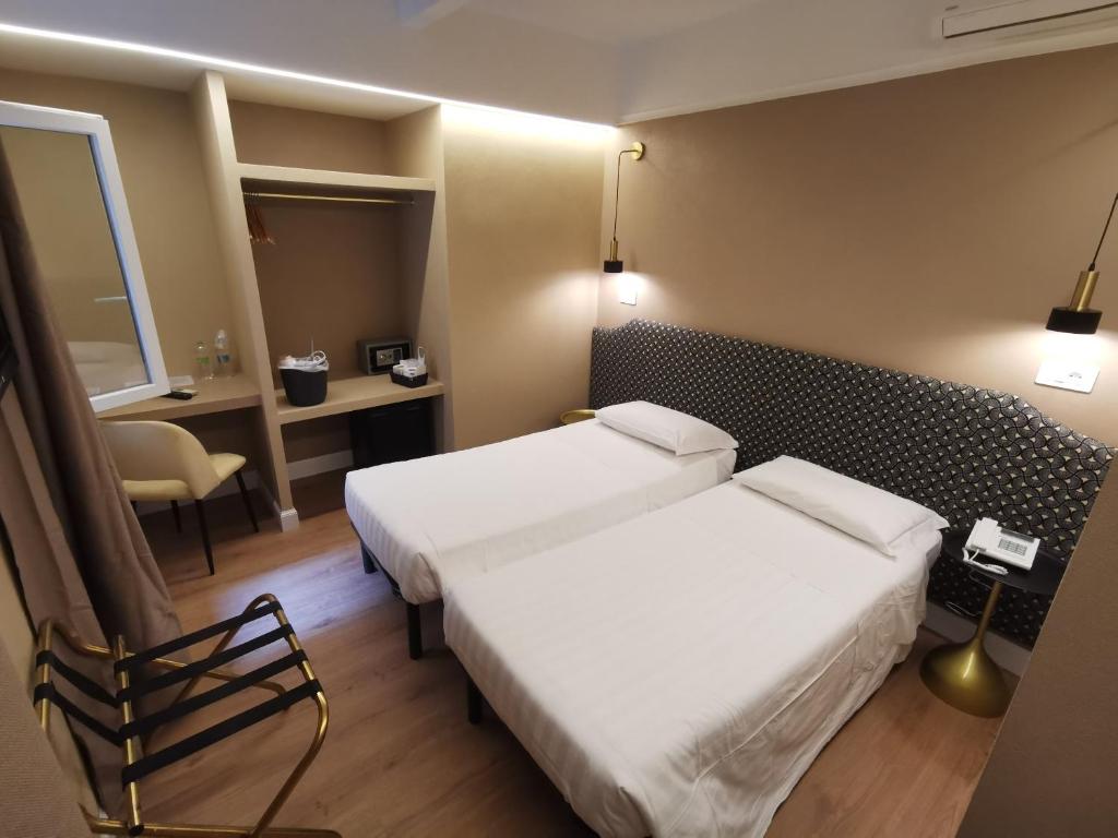 Llit o llits en una habitació de Hotel Fiori