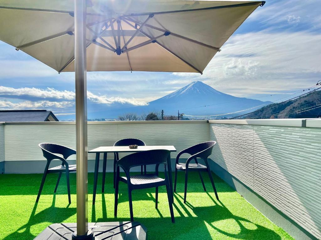 Nespecifikovaný výhled na hory nebo výhled na hory při pohledu z vily