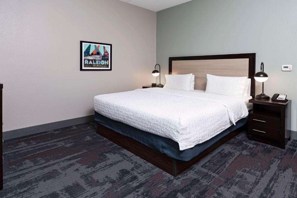 Hampton Inn & Suites - Raleigh Downtown - 