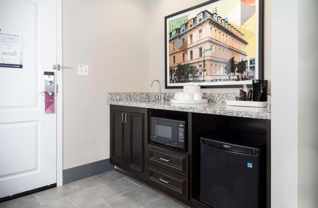 Hampton Inn & Suites - Raleigh Downtown - 