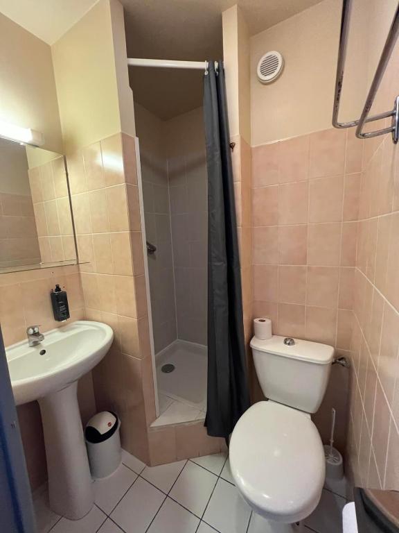 Koupelna v ubytování Au Bec Fin Hôtel
