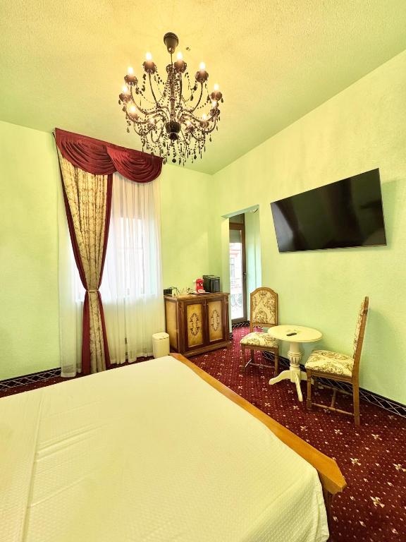 TV a/nebo společenská místnost v ubytování JMR Splendor - Private Sauna & Bathtub Suites