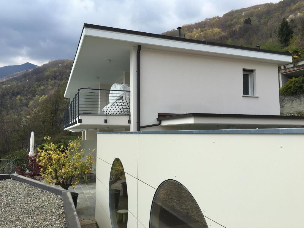 ein weißes Haus mit einem Fenster und einem Balkon in der Unterkunft Casa La Solaria in Cannero Riviera