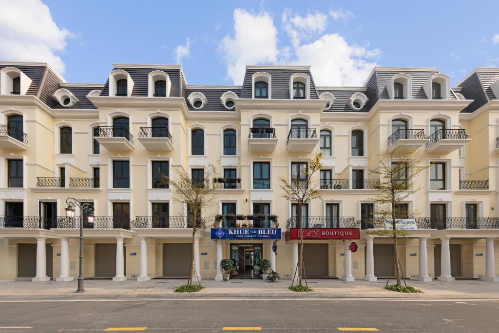 多森Khue Le Bleu Villa - Đồ Sơn的城市街道上的一栋白色大楼