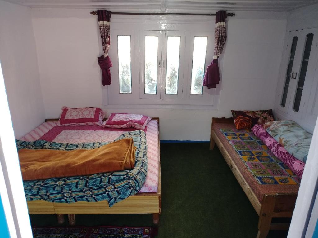 Postel nebo postele na pokoji v ubytování Raj guest House