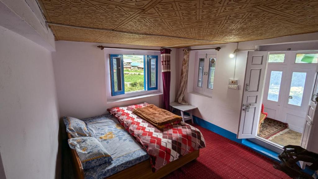 Postel nebo postele na pokoji v ubytování Raj guest House