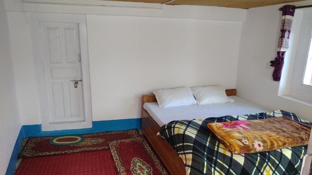 Postel nebo postele na pokoji v ubytování Raj guest House