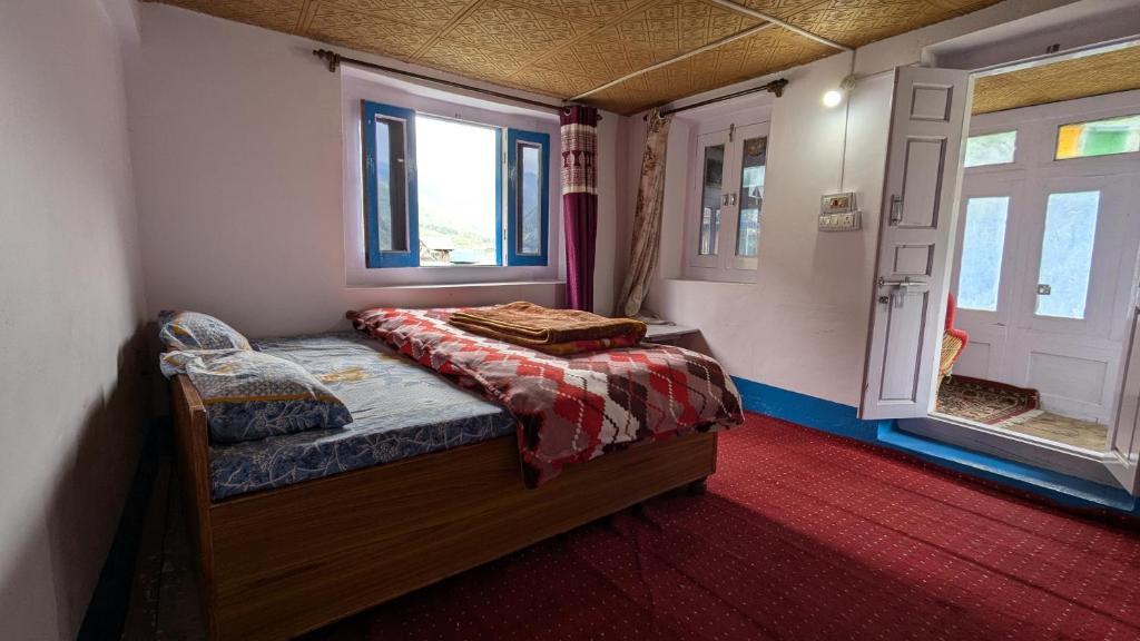 Postel nebo postele na pokoji v ubytování Raj guest House