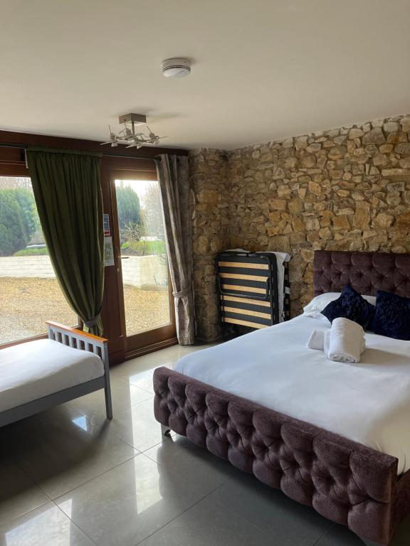 Postel nebo postele na pokoji v ubytování Hills Farm Stays