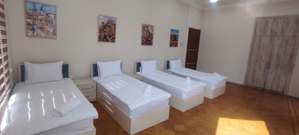Postel nebo postele na pokoji v ubytování ALARA Inn HOSTEL & HOTEL