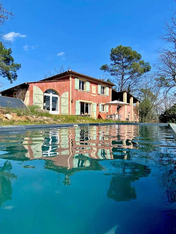 une piscine d'eau en face d'une maison dans l'établissement Stunning Provençal Estate, à Callian