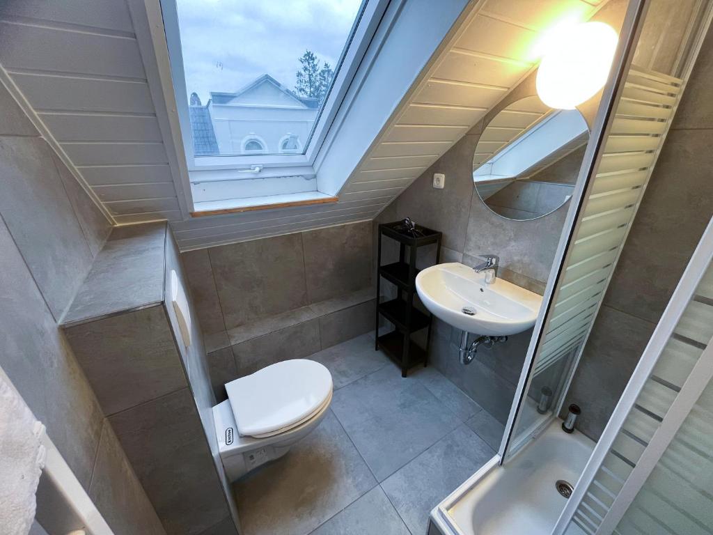 Ένα μπάνιο στο Modernes Apartment mit 2 Schlafzimmern und Privatparkplatz nahe Innenstadt