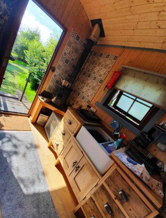Kuchyň nebo kuchyňský kout v ubytování Hide and Sheep Shepherds Hut