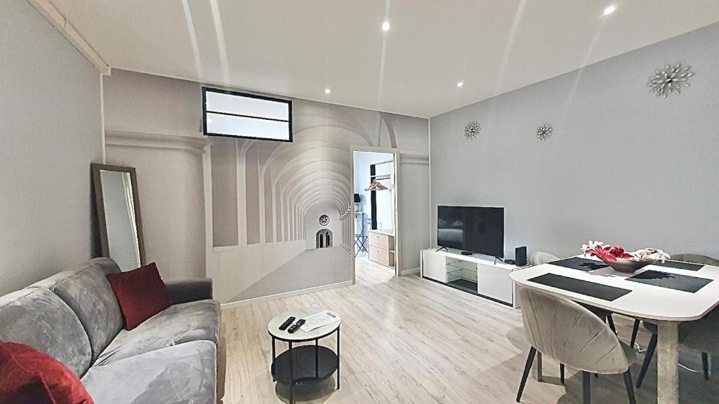 un salon avec un canapé et une table dans l'établissement Cannes 1-Bedroom Apartment - 15M, à Cannes