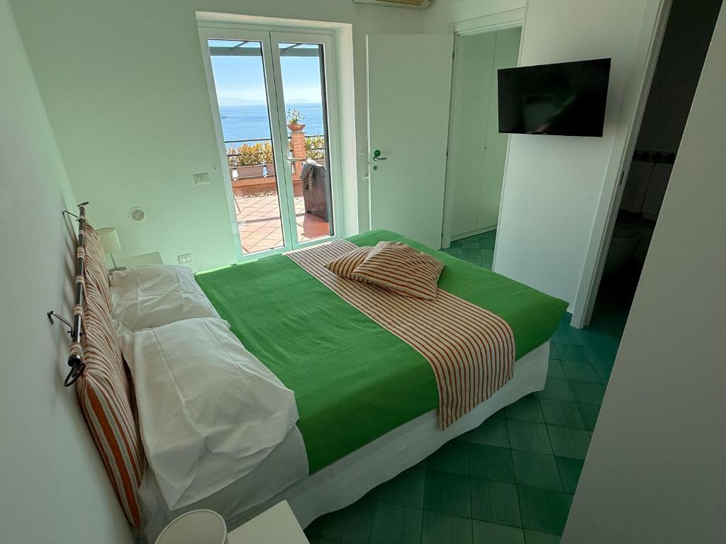 Кровать или кровати в номере Casa Gabriella - Amalfi Coast - Free Parking - Full Sea View