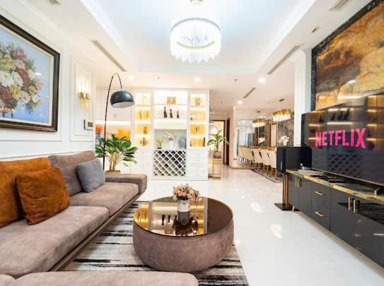 Una sala de estar con un sofá y una mesa de café. en Landmark 81 Vinhomes Apartment Service, en Ho Chi Minh