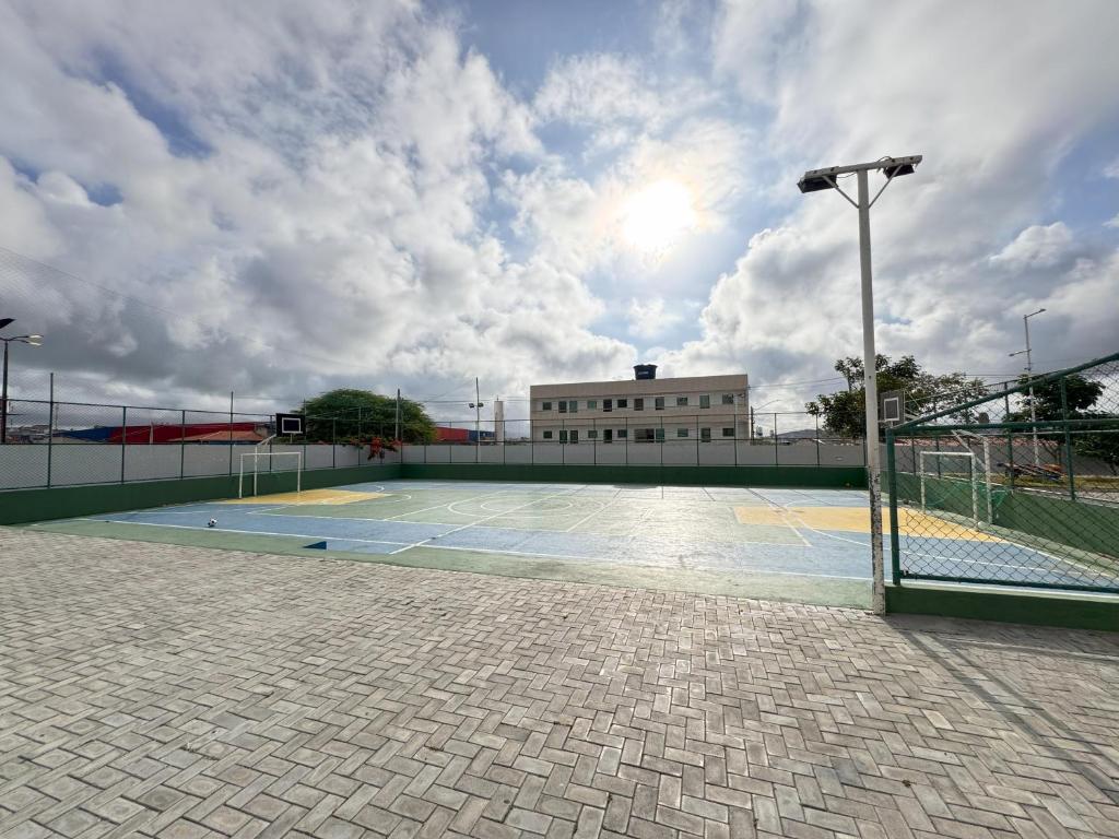 Tenis a/nebo squash v ubytování AP Aconchegante para 6 Pessoas com 2 AR, Na Rota do Forro nebo okolí
