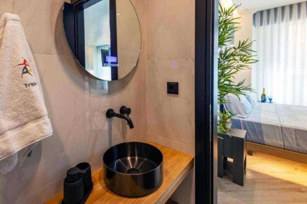 Triple A - Urban Spark Studios in Psiri-Platia Theatrou - Free Parking! - Resim 13