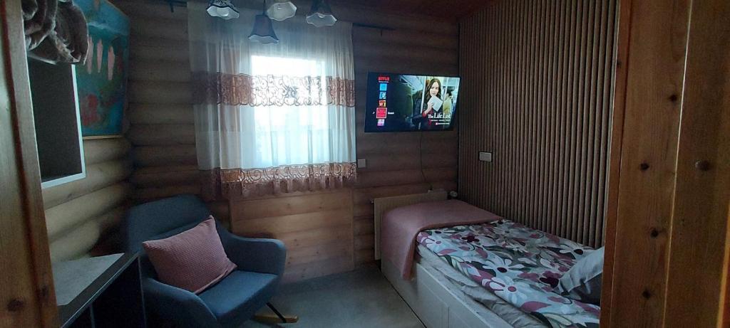 TV a/nebo společenská místnost v ubytování Reykjavik 116 Cozy Mini Studio 14m2 On Road no1 28km from the center of Rvk