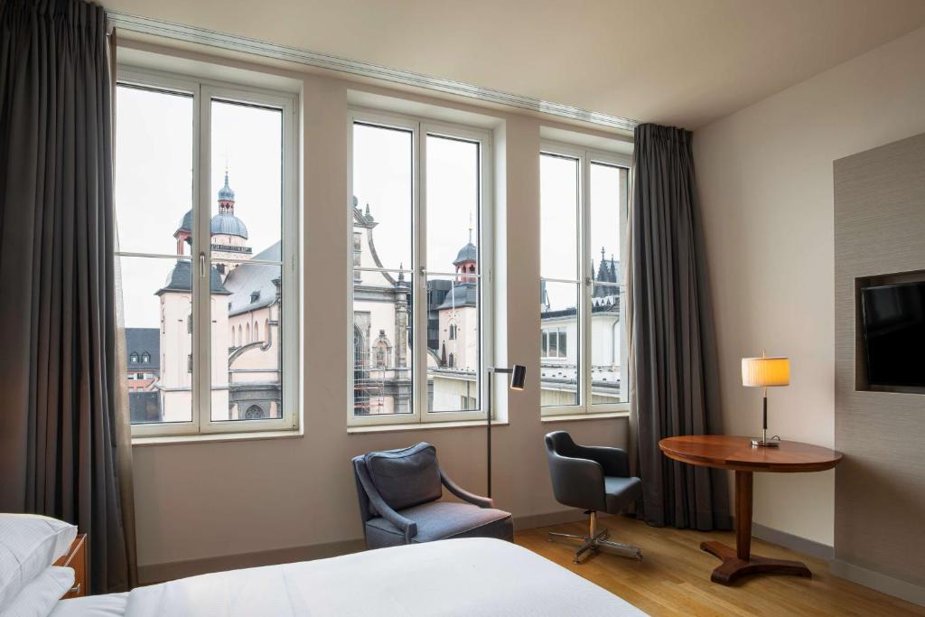 Postel nebo postele na pokoji v ubytování Hilton Cologne