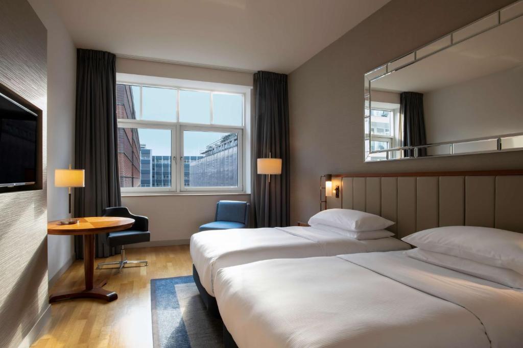 Postel nebo postele na pokoji v ubytování Hilton Cologne