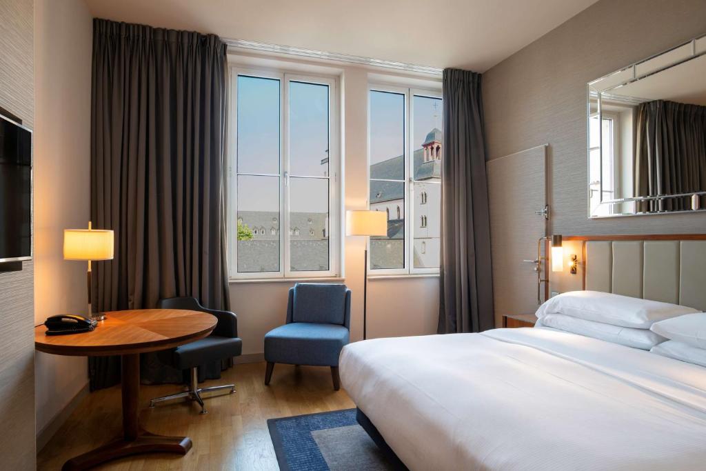 Postel nebo postele na pokoji v ubytování Hilton Cologne