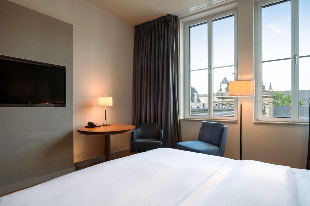 Postel nebo postele na pokoji v ubytování Hilton Cologne